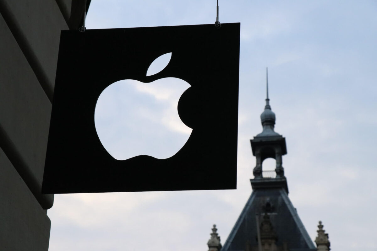 Imagem da logo da Apple em um letreiro
