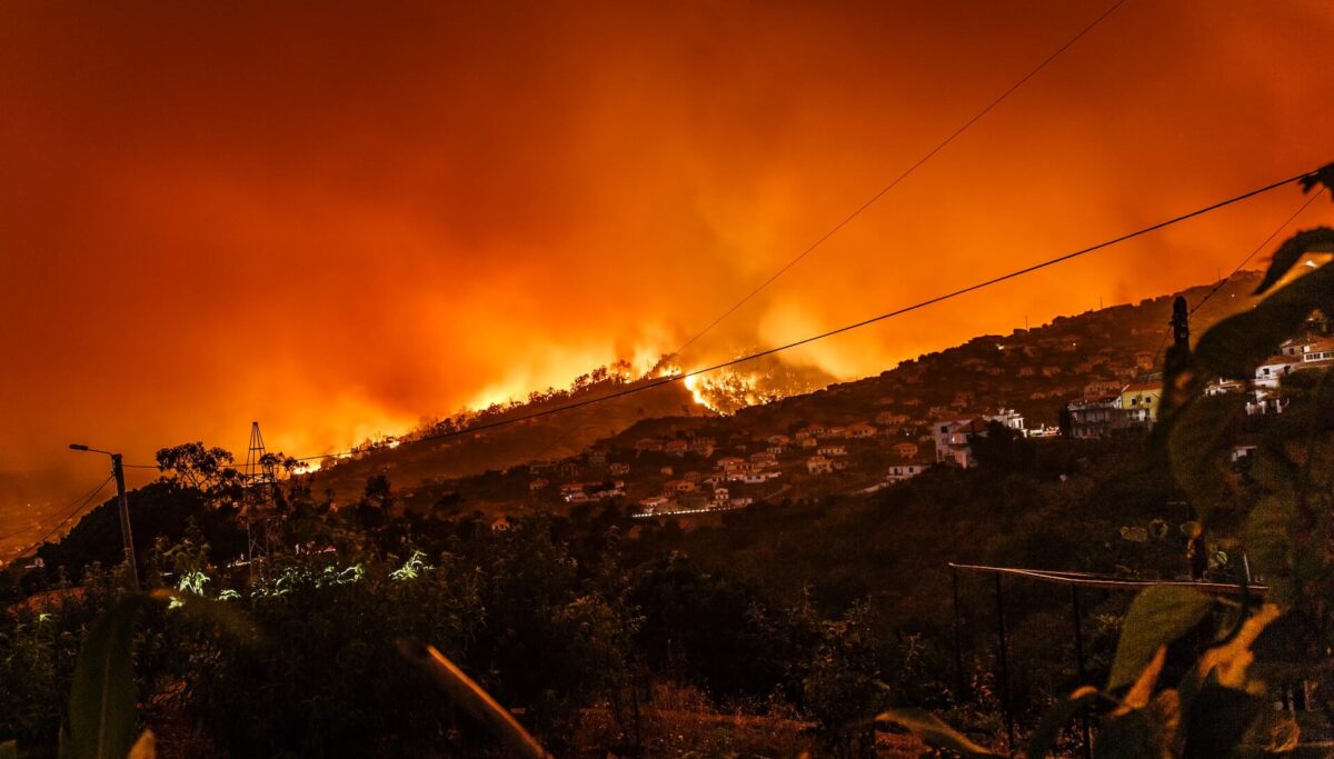 Imagem de uma cidade pegando fogo