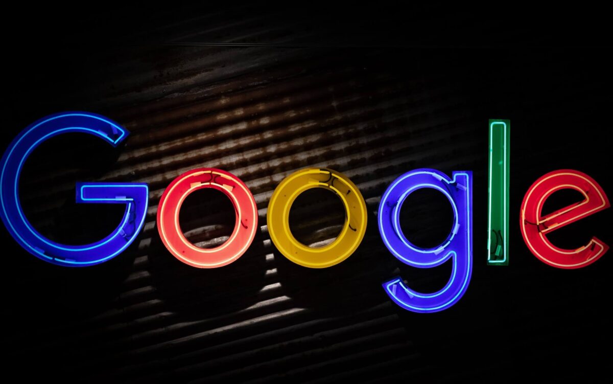 Logo do Google em um letreiro neon