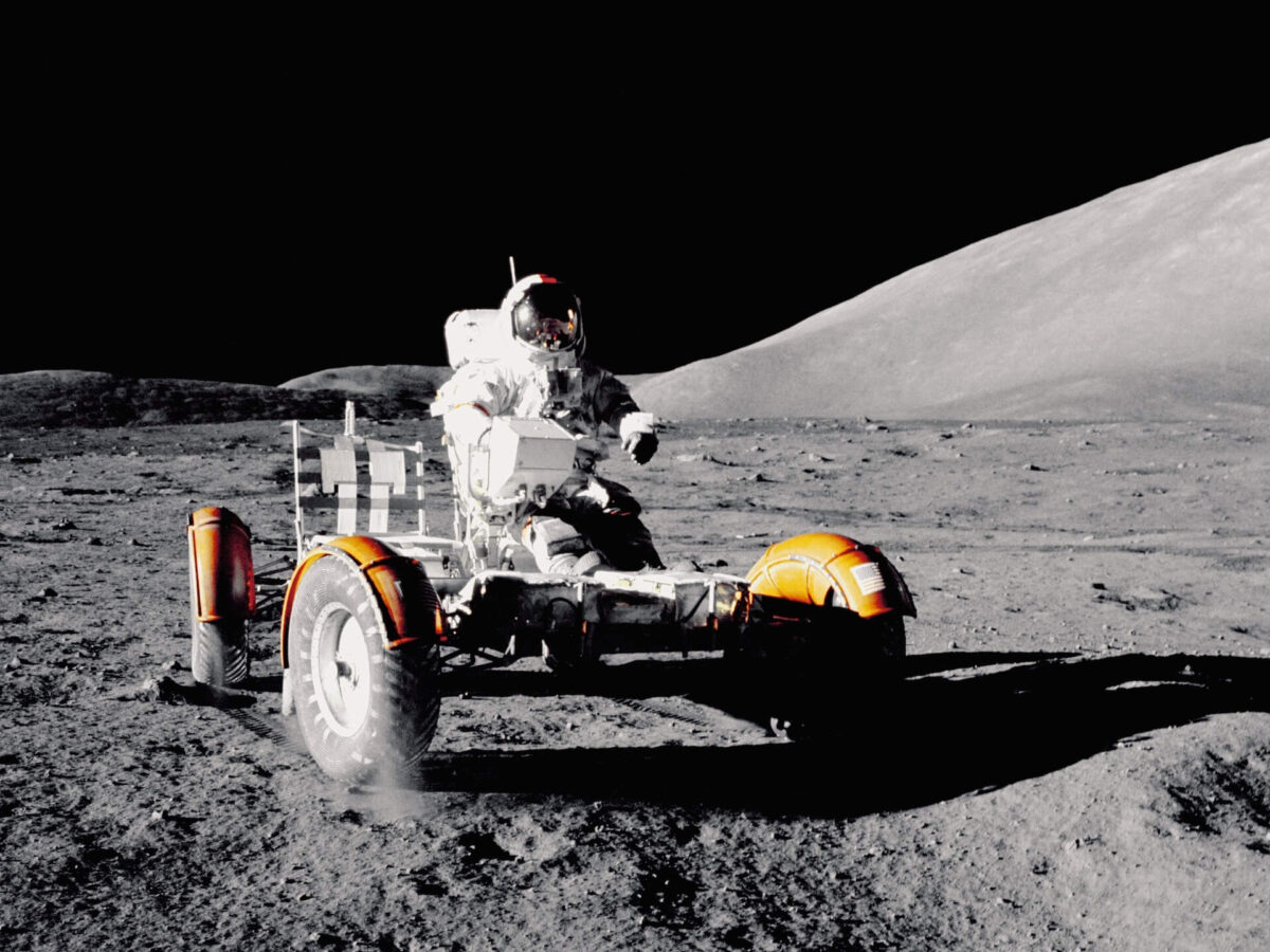 Imagem de um astronauta em um veículo lunar
