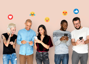 Imagem: @rawpixel. Com via freepikpessoas usando smartohones e reagindo a postagens trends