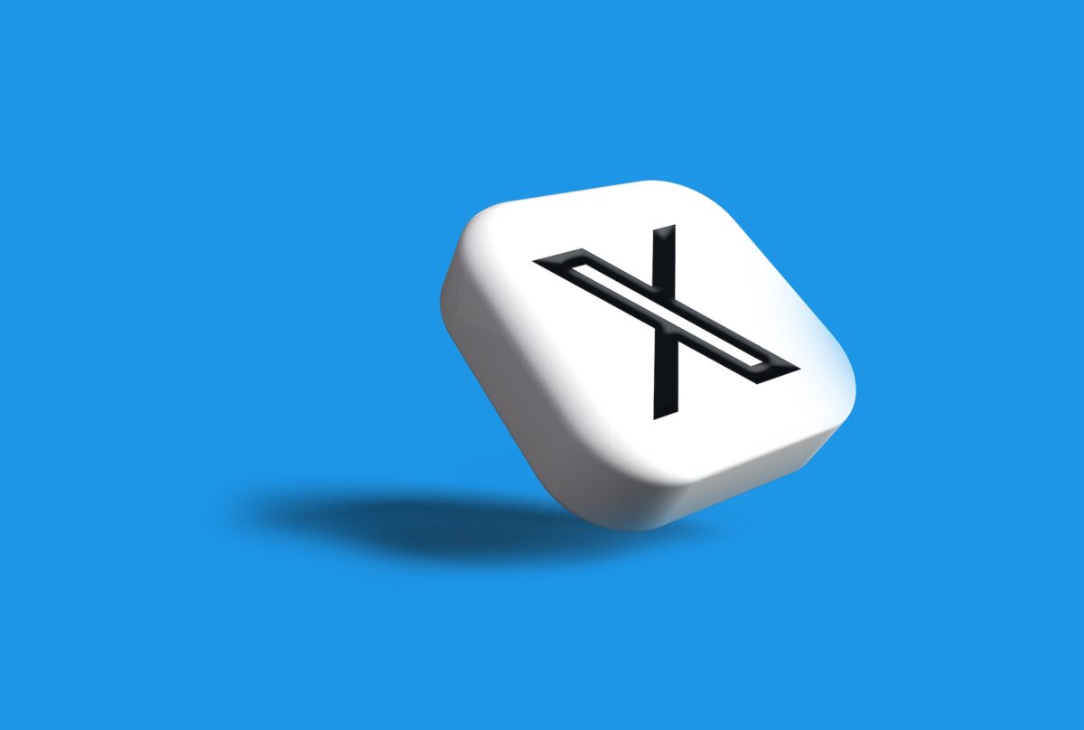 Imagem da logo do X com um fundo azul