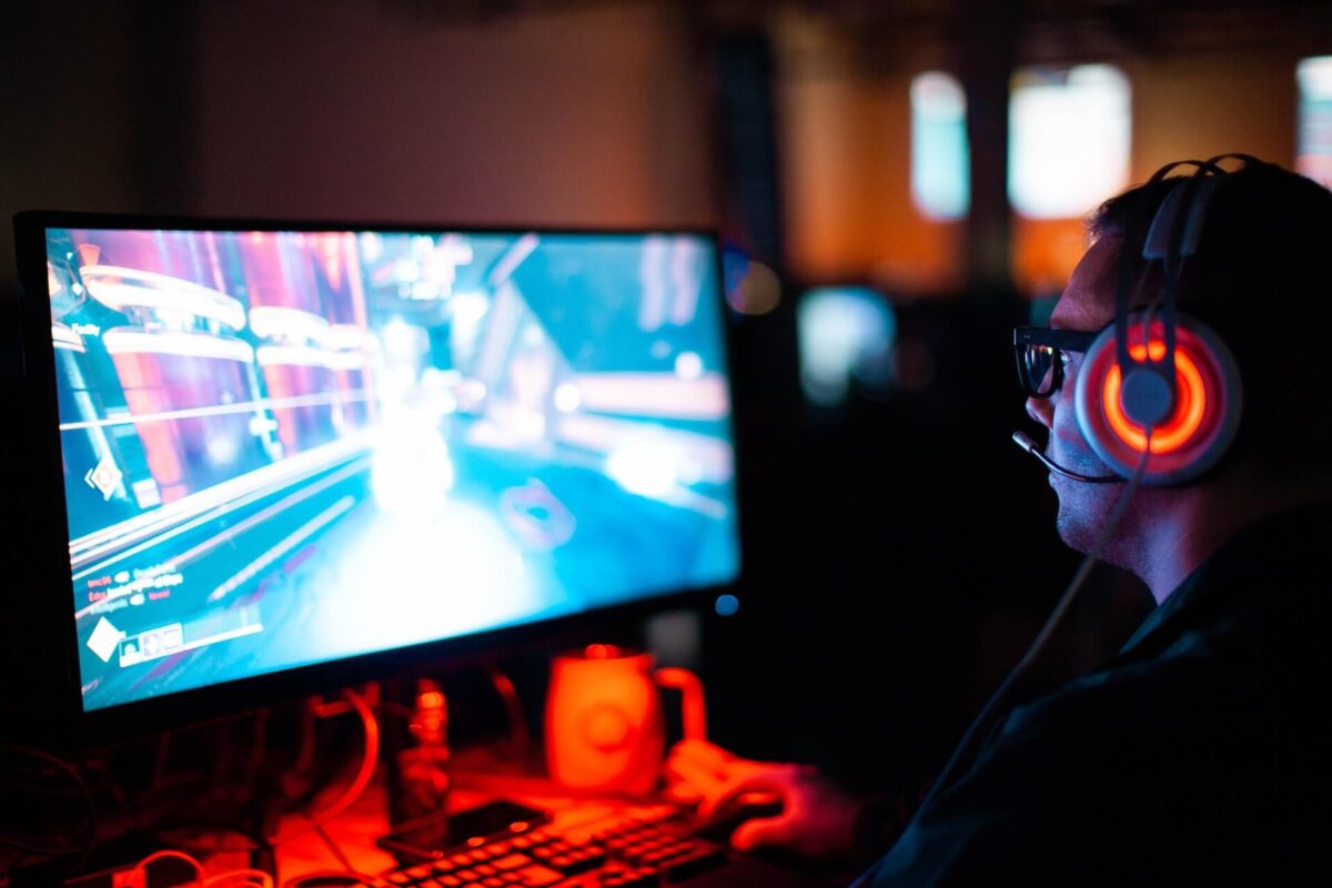 Imagem de um homem em frente a um computador gamer