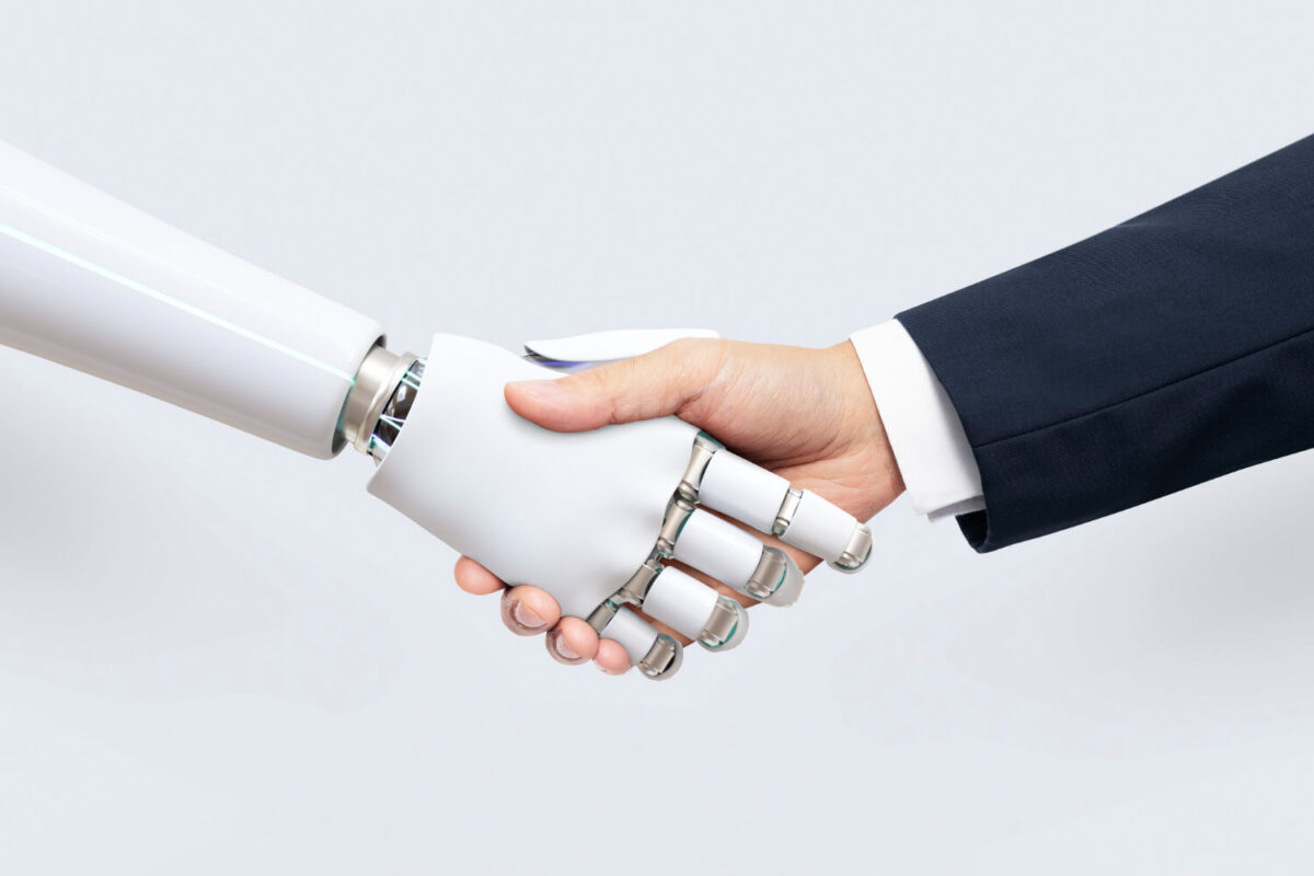 Imagem de uma mão robô e uma mão humana