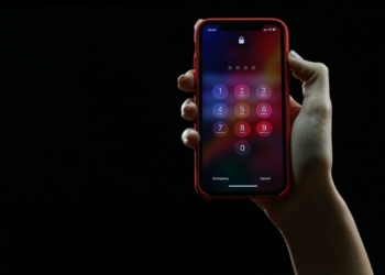 Pessoa segurando um celular bloqueado