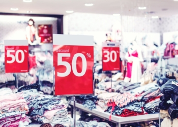 Placas de desconto em uma loja