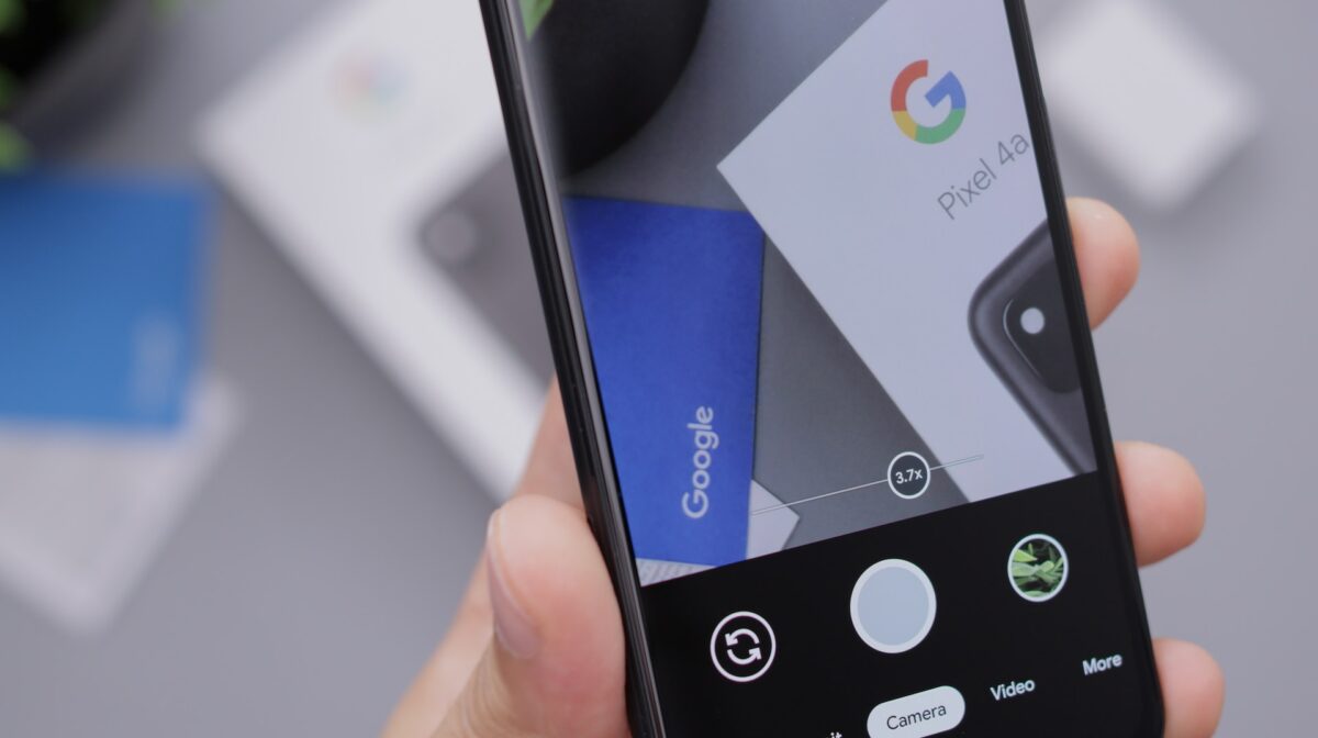 Imagem de uma câmera de celular com a logo do Google