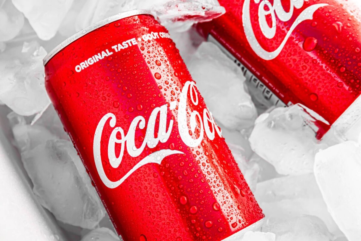 latas de coca-cola no gelo