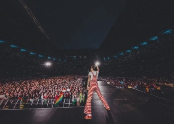 Harry styles love on tour