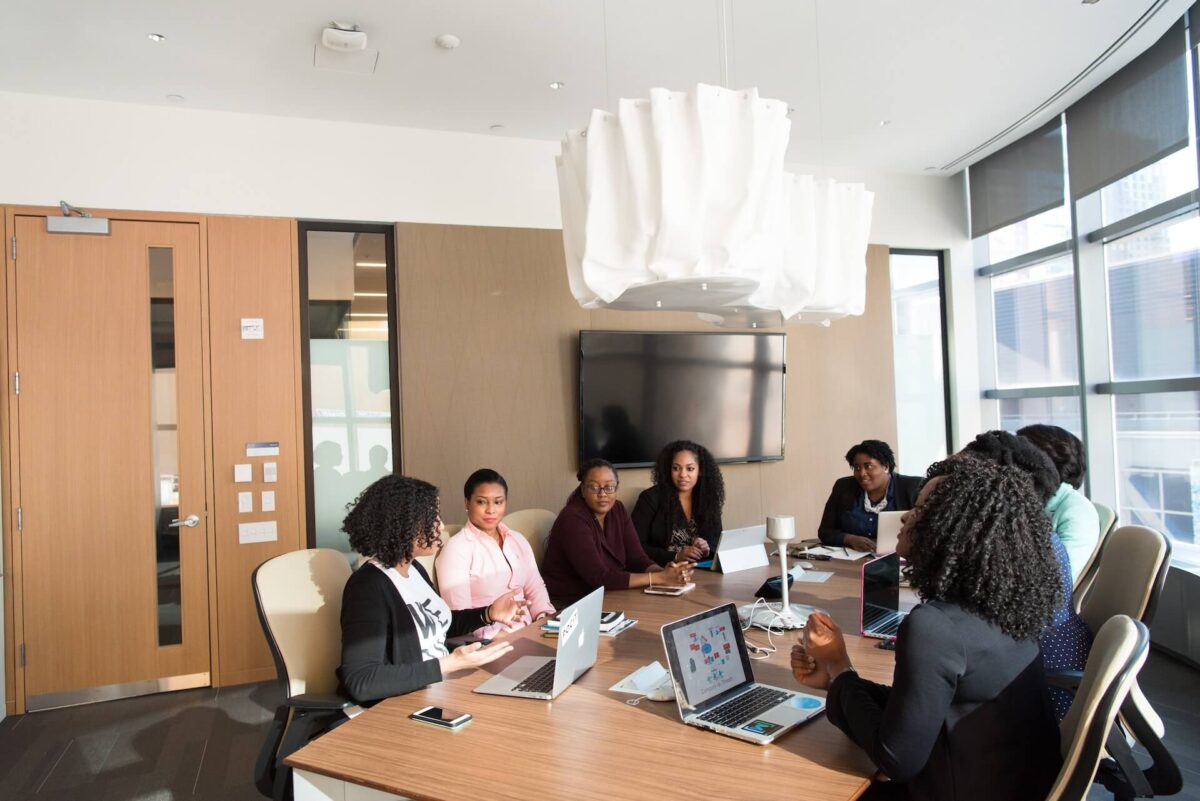 pessoas em uma sala de reunião