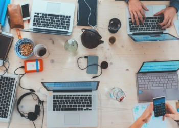 Computador secretária trabalho em casa