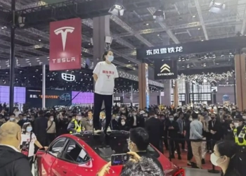 Tesla protestos
