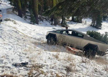 Tesla cybertruck encalhada