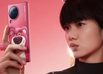 Xiaomi civi 3 disney strawberry bear