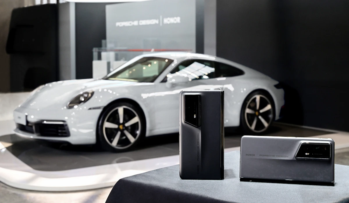 Honor Magic V2 RSR Porsche Design