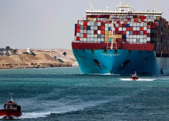 Volvo tesla mar vermelho