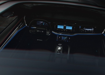 O interior do jeep wagoneer s