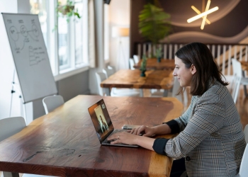 Como a tecnologia pode ajudar a preparar a sua próxima entrevista online