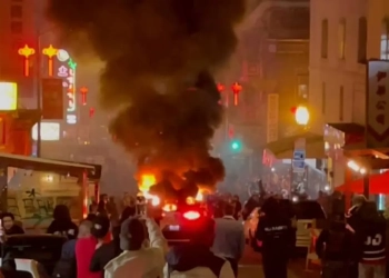 Waymo robotaxi em chamas