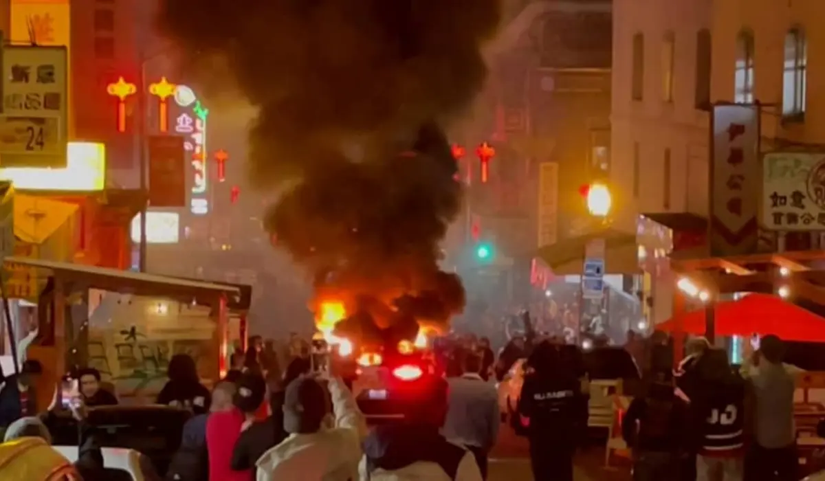 Waymo robotaxi em chamas