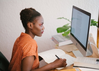 Como melhorar e manter a sua postura saudável durante a rotina diária