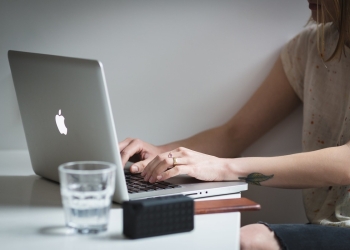 Mulheres no mercado de trabalho: desafios persistem apesar de lentas mudanças