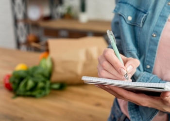 Como uma lista de compras do mês pode ajudar a economizar no orçamento