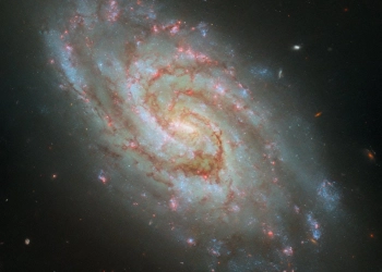 Hubble regista detalhes únicos da galáxia ic 1954