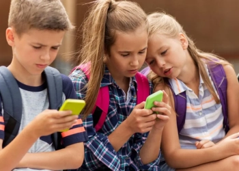 Smartphones escolas crianças reino unido