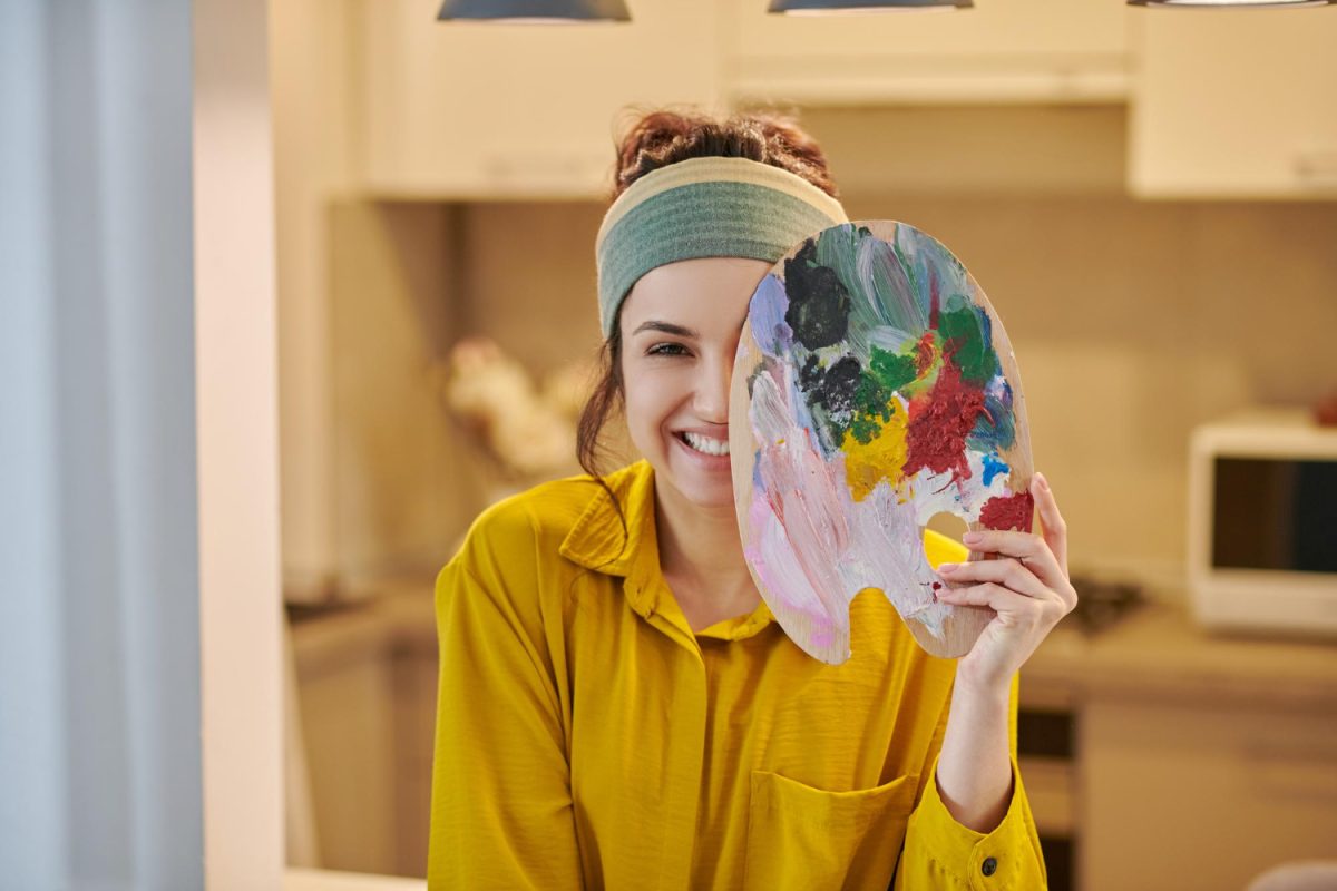 Artista utilizando cores