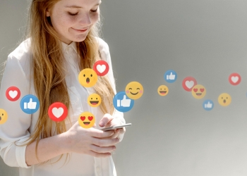 98463 TecheNet Pessoa utilizando redes sociais