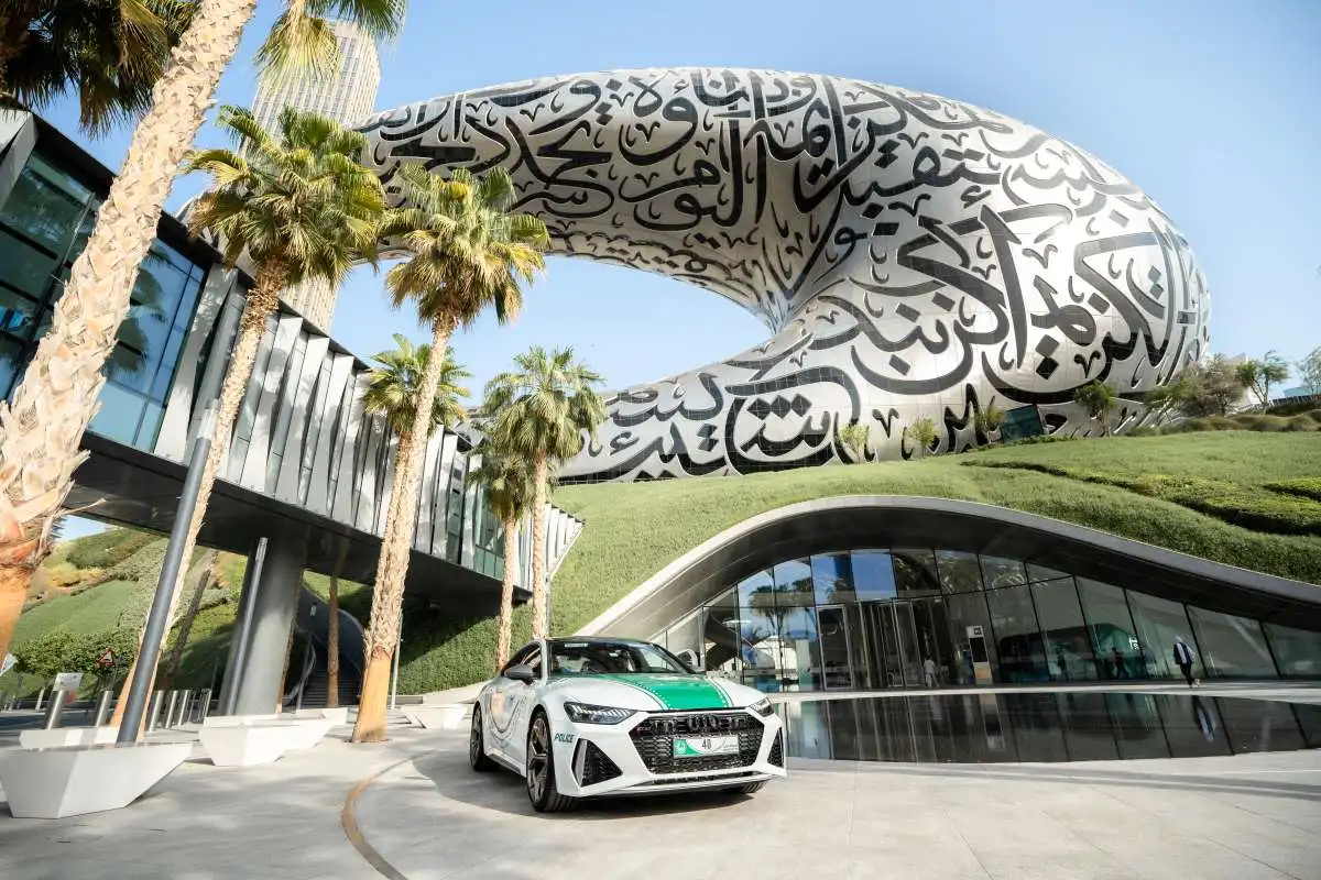 Audi RS7 Performance reforça frota de luxo da Polícia do Dubai