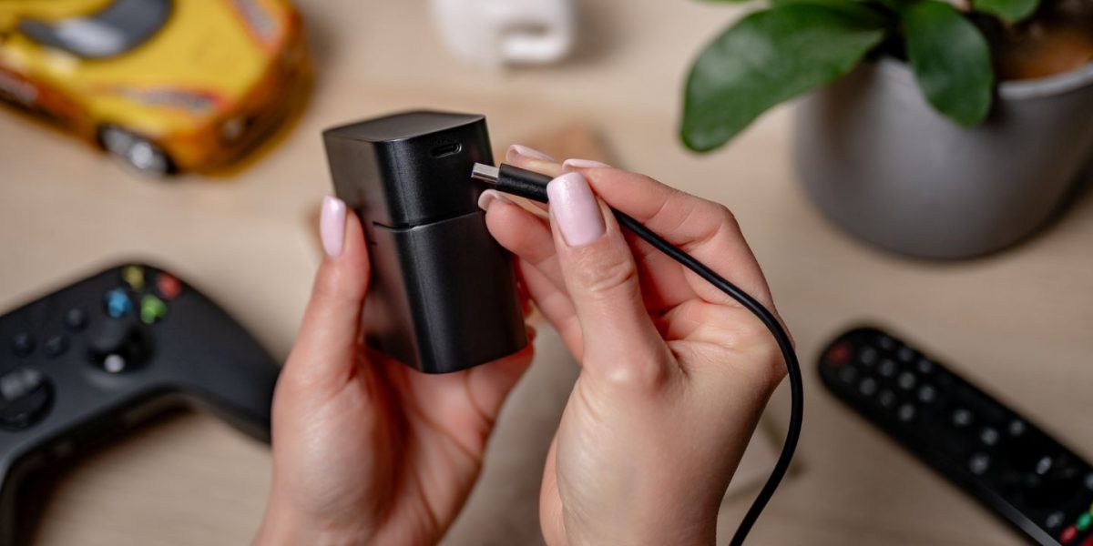 Grafika Ladowarka 4 kanalowa Newell do akumulatorow Li ion 4 akumulatory Li ion AA 2200 mAh 06 TecheNet Grafika ladowarka 4 kanalowa newell do akumulatorow li ion 4 akumulatory li ion aa 2200 mah 06