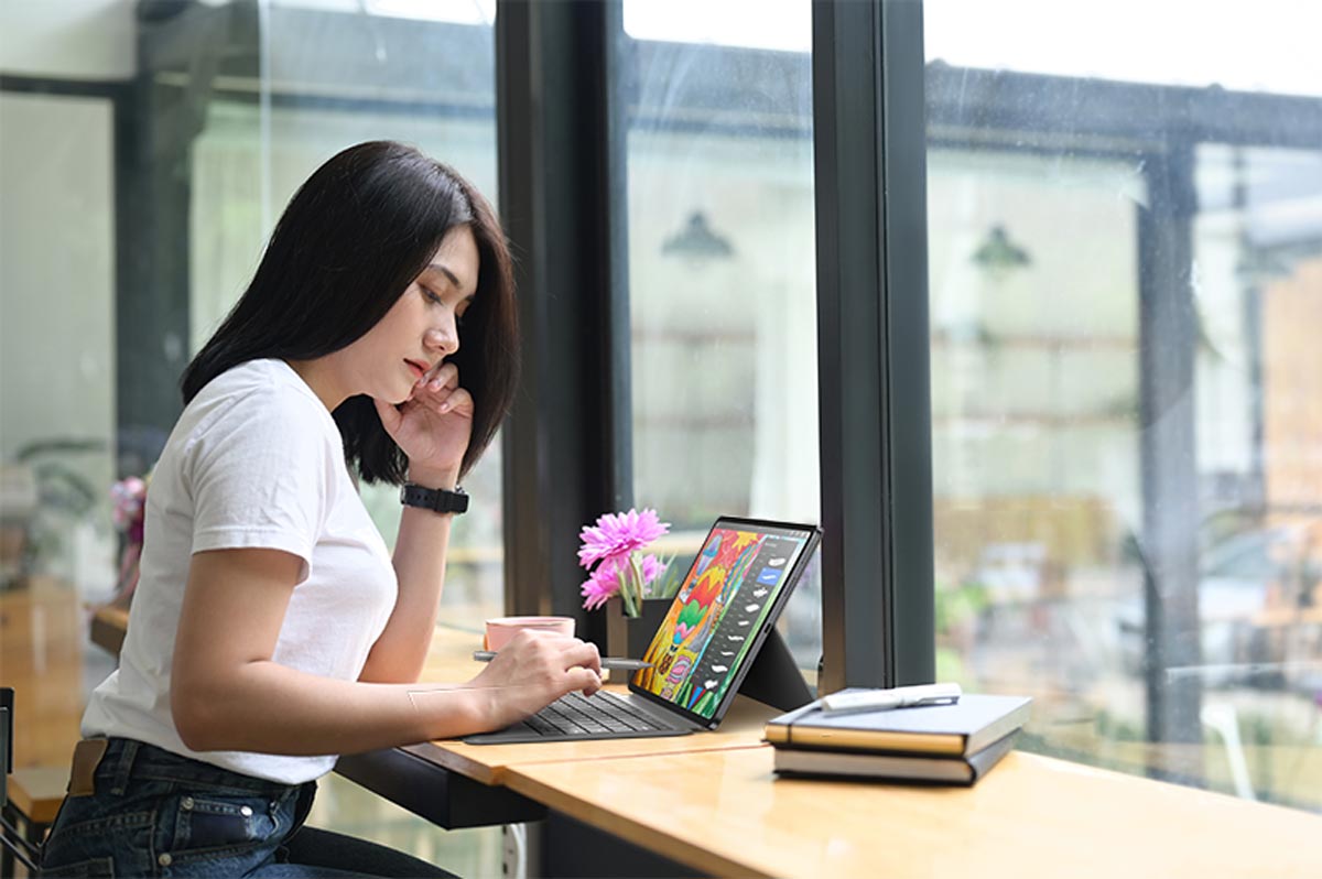 Acer iconia x12 x12 m2 lifestyle 02