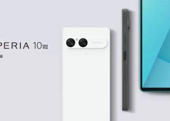 Imagem de marketing para o sony xperia 10 vii. Mostra a traseira branca do telemóvel com uma barra de câmara dupla horizontal, o seu perfil lateral escuro e parte do ecrã frontal.