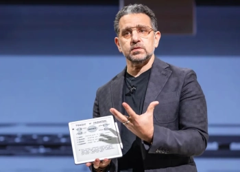 Panos Panay Amazon TecheNet Amazon prevê o fim do smartphone: o futuro é a ia invisível e sem ecrãs