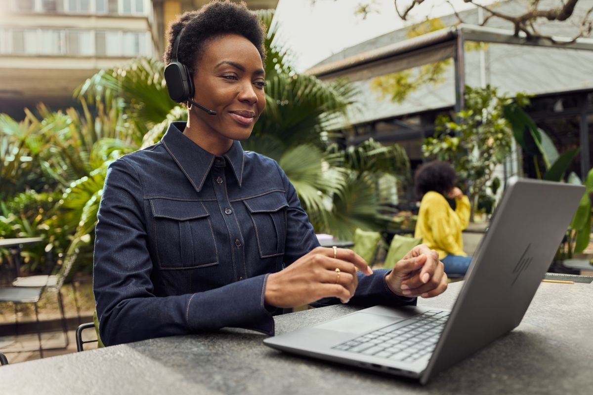 HP Poly Focus 625 Headset Lifestyle 13643 6620370 ecossistema de colaboração baseado em IA, hp TecheNet Hp poly focus 6 series