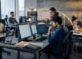 Profissionais analisam resultados de inteligência artificial num local de trabalho