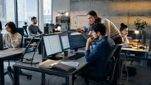 usar IA no trabalho usar IA no trabalho TecheNet Profissionais analisam resultados de inteligência artificial num local de trabalho